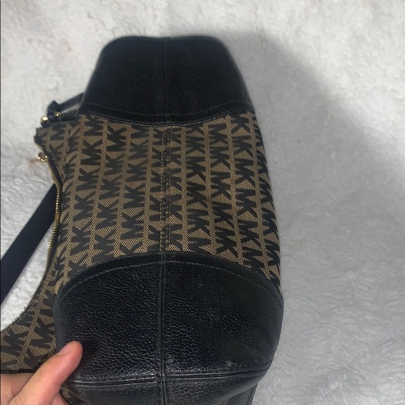 Michael Kors Black and Tan Shoulder Bag with Classic Design - Picture 3 of 14